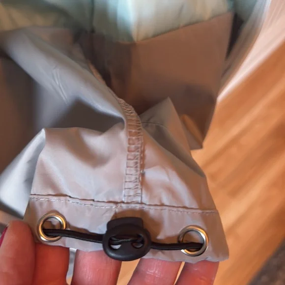 LN RAINCOAT SUOER LIGHTWEIGHT HOOD POCKETS BUNGEES TO ADJUST, SIZE MEDIUM - Picture 15 of 17